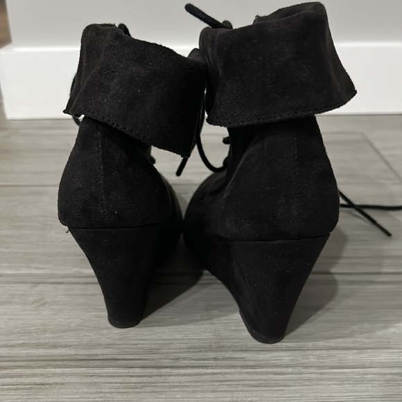 Atop by ZiGi Soho size 6 lace up micro- suede wedge heel boot - Picture 4 of 6